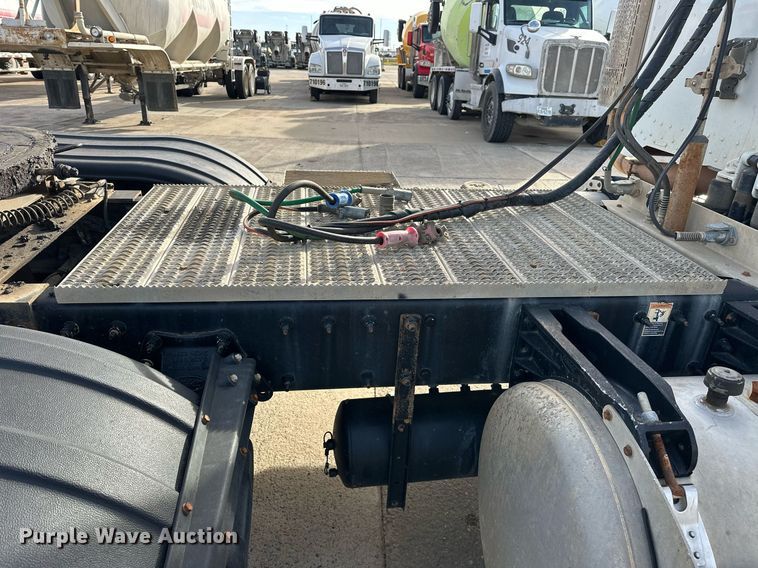 image for item DT6517 2013 Peterbilt 388 semi truck