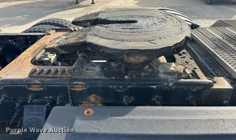 image for item DT6517 2013 Peterbilt 388 semi truck