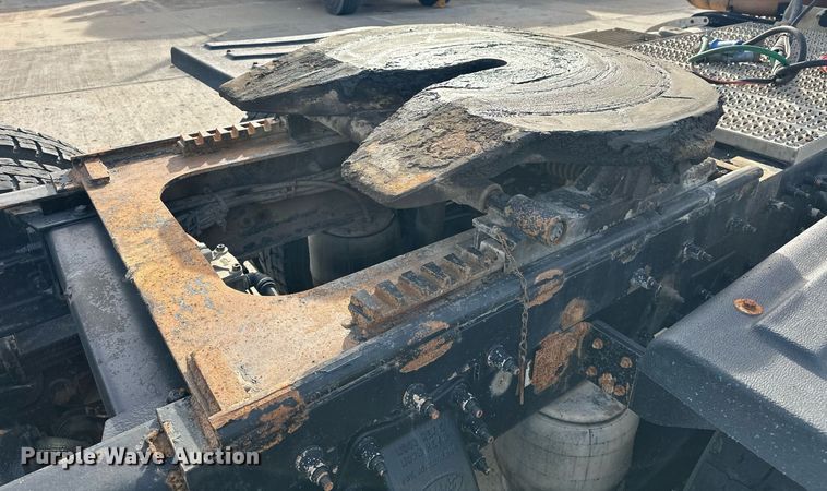 image for item DT6517 2013 Peterbilt 388 semi truck