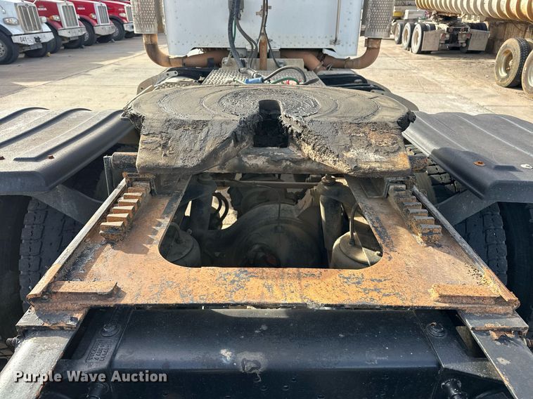 image for item DT6517 2013 Peterbilt 388 semi truck