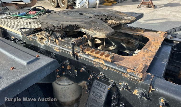 image for item DT6517 2013 Peterbilt 388 semi truck