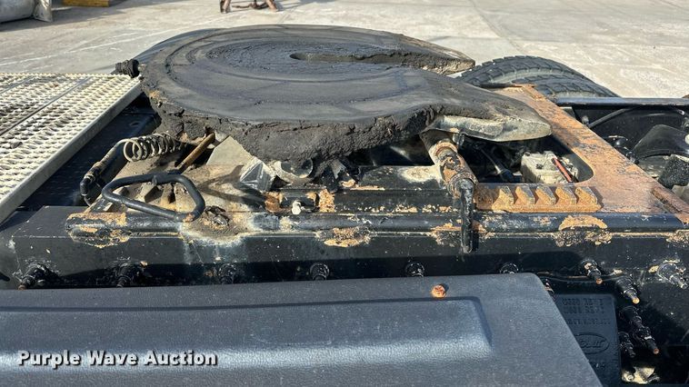 image for item DT6517 2013 Peterbilt 388 semi truck