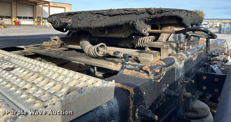 image for item DT6517 2013 Peterbilt 388 semi truck