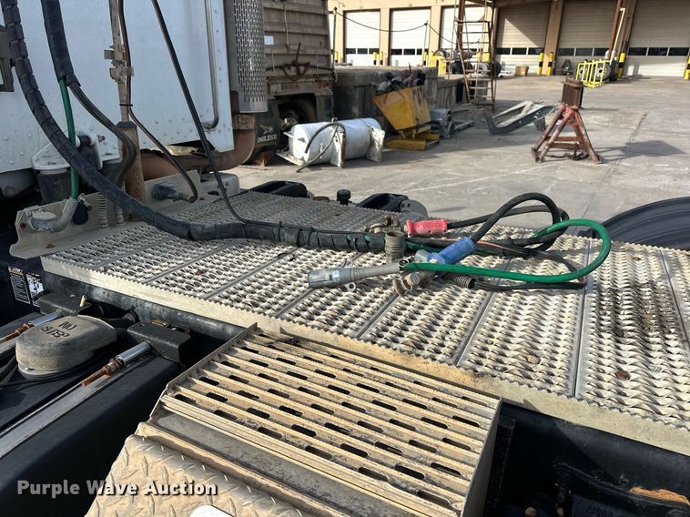 image for item DT6517 2013 Peterbilt 388 semi truck