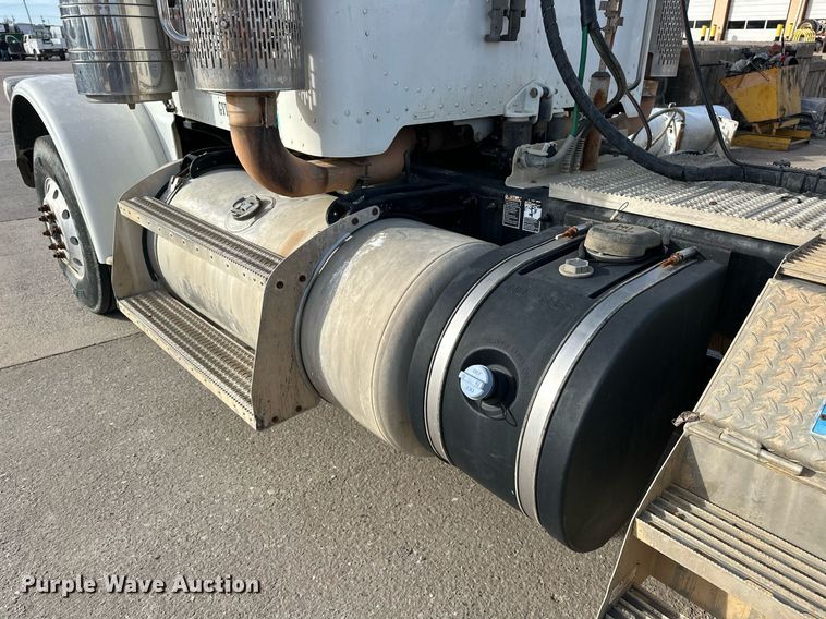 image for item DT6517 2013 Peterbilt 388 semi truck