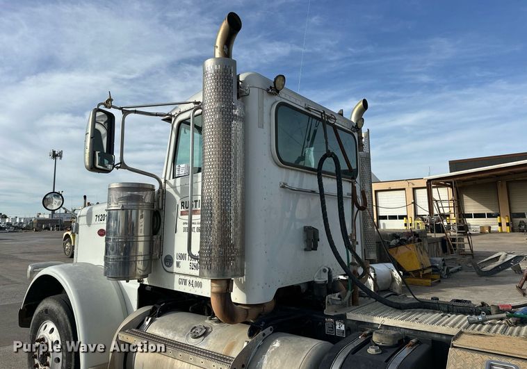 image for item DT6517 2013 Peterbilt 388 semi truck