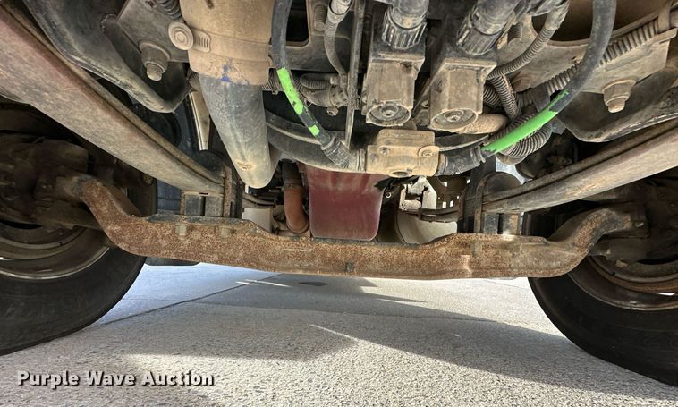 image for item DT6517 2013 Peterbilt 388 semi truck