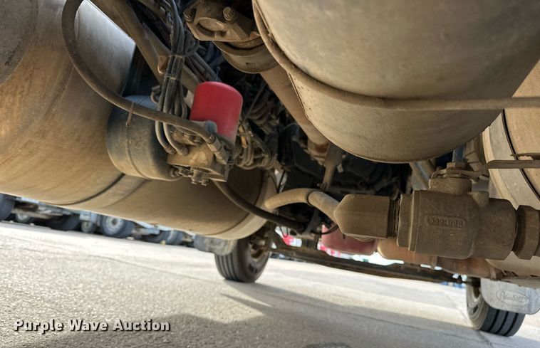 image for item DT6517 2013 Peterbilt 388 semi truck