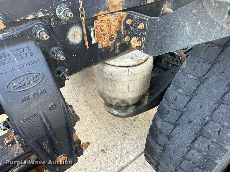 image for item DT6517 2013 Peterbilt 388 semi truck