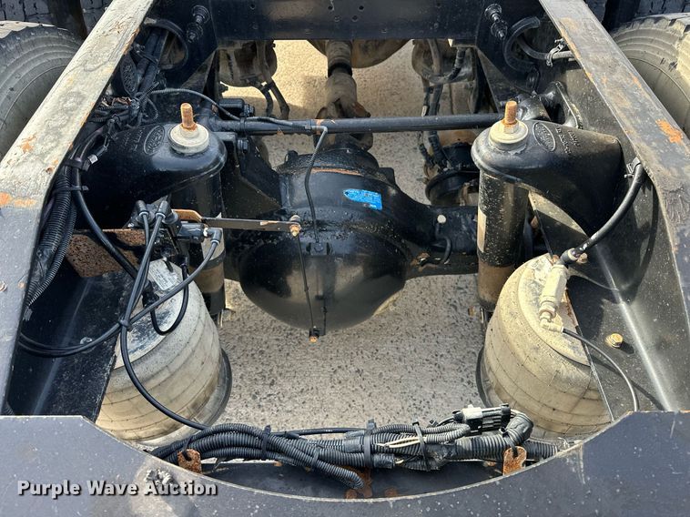 image for item DT6517 2013 Peterbilt 388 semi truck