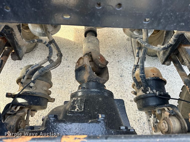 image for item DT6517 2013 Peterbilt 388 semi truck