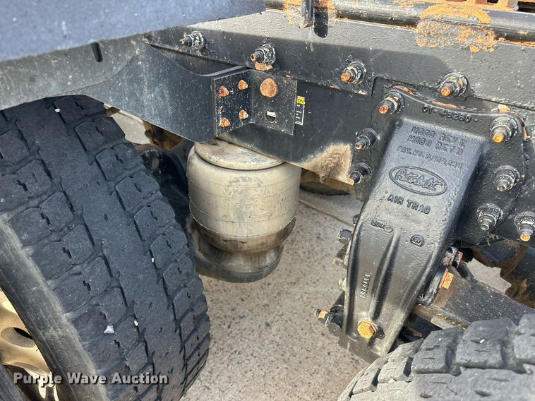 image for item DT6517 2013 Peterbilt 388 semi truck