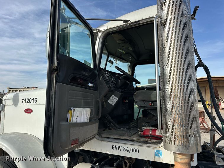 image for item DT6517 2013 Peterbilt 388 semi truck