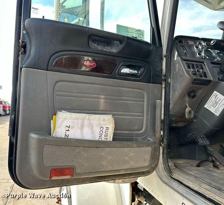 image for item DT6517 2013 Peterbilt 388 semi truck