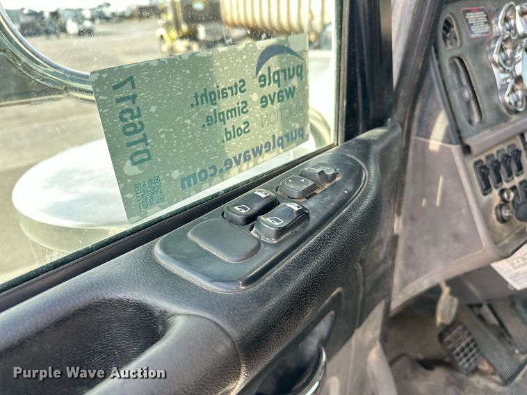 image for item DT6517 2013 Peterbilt 388 semi truck