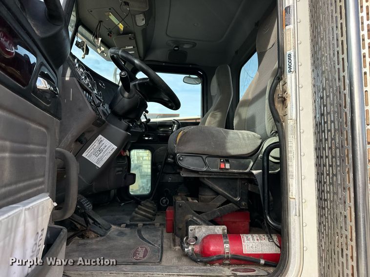 image for item DT6517 2013 Peterbilt 388 semi truck