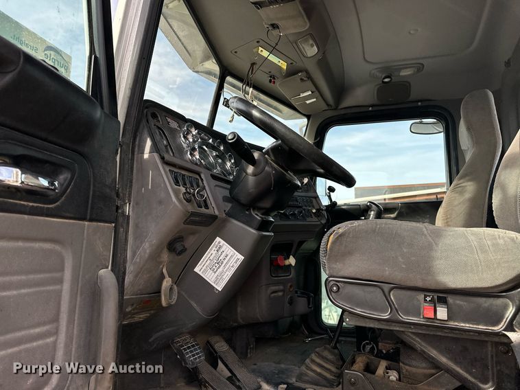 image for item DT6517 2013 Peterbilt 388 semi truck