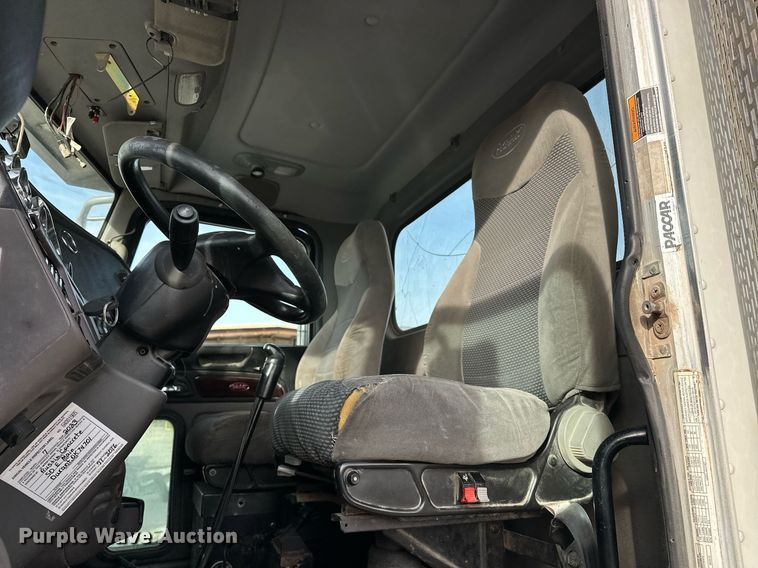 image for item DT6517 2013 Peterbilt 388 semi truck