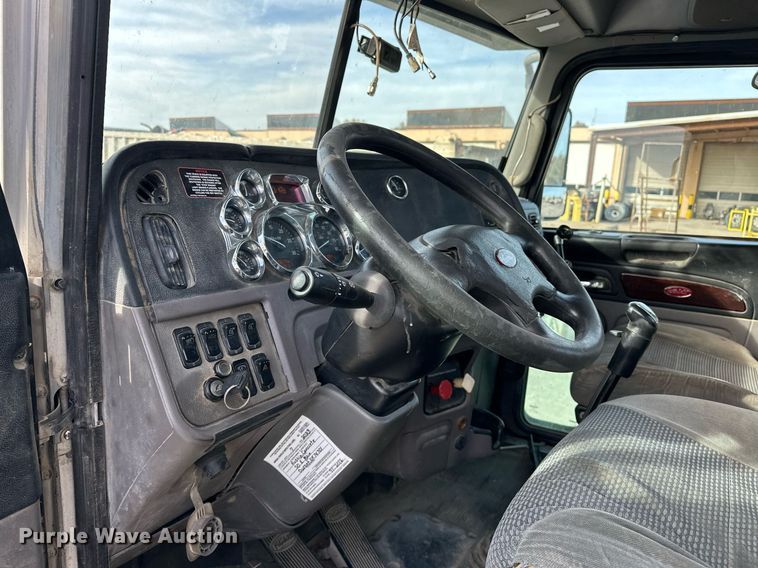 image for item DT6517 2013 Peterbilt 388 semi truck