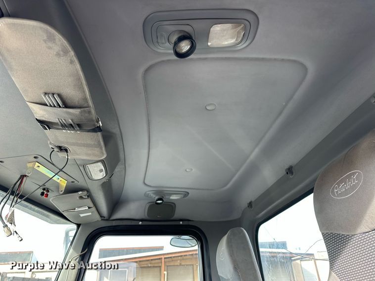 image for item DT6517 2013 Peterbilt 388 semi truck