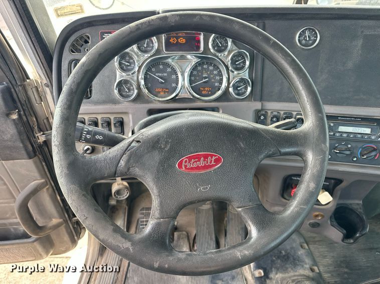 image for item DT6517 2013 Peterbilt 388 semi truck
