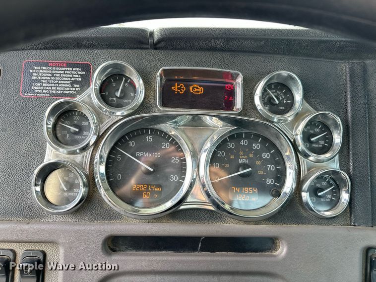 image for item DT6517 2013 Peterbilt 388 semi truck