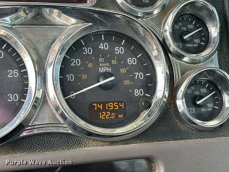 image for item DT6517 2013 Peterbilt 388 semi truck