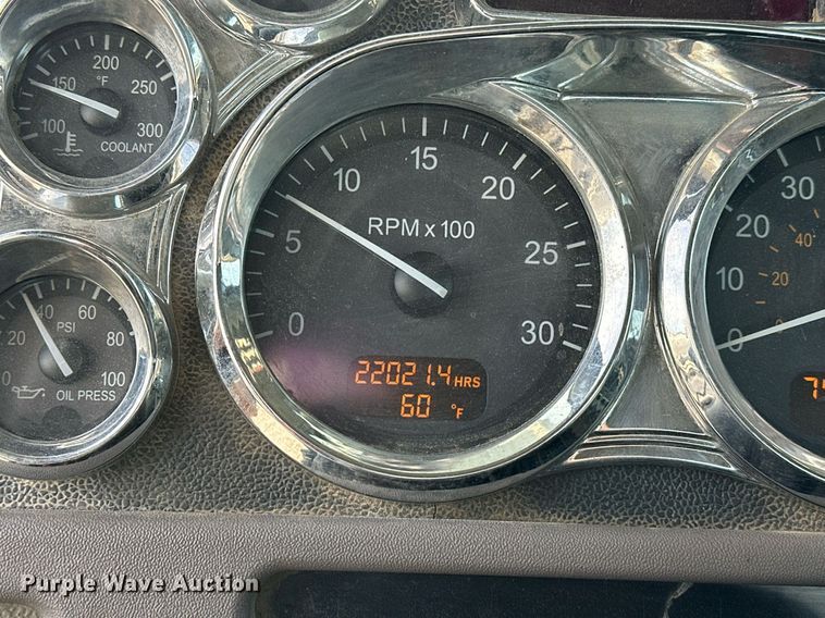 image for item DT6517 2013 Peterbilt 388 semi truck