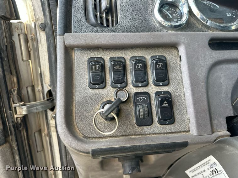 image for item DT6517 2013 Peterbilt 388 semi truck