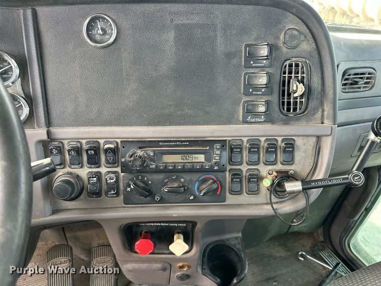 image for item DT6517 2013 Peterbilt 388 semi truck