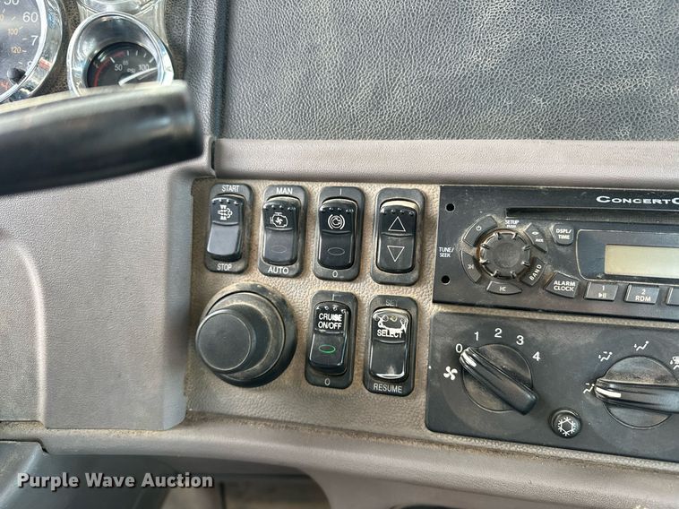 image for item DT6517 2013 Peterbilt 388 semi truck