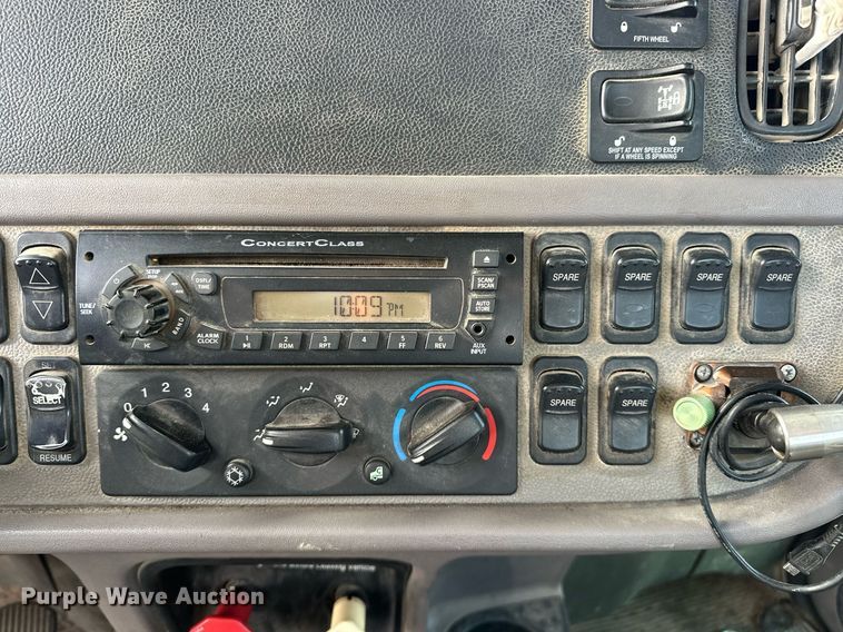 image for item DT6517 2013 Peterbilt 388 semi truck