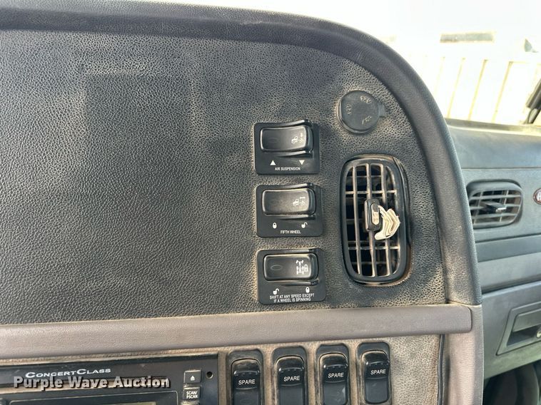 image for item DT6517 2013 Peterbilt 388 semi truck