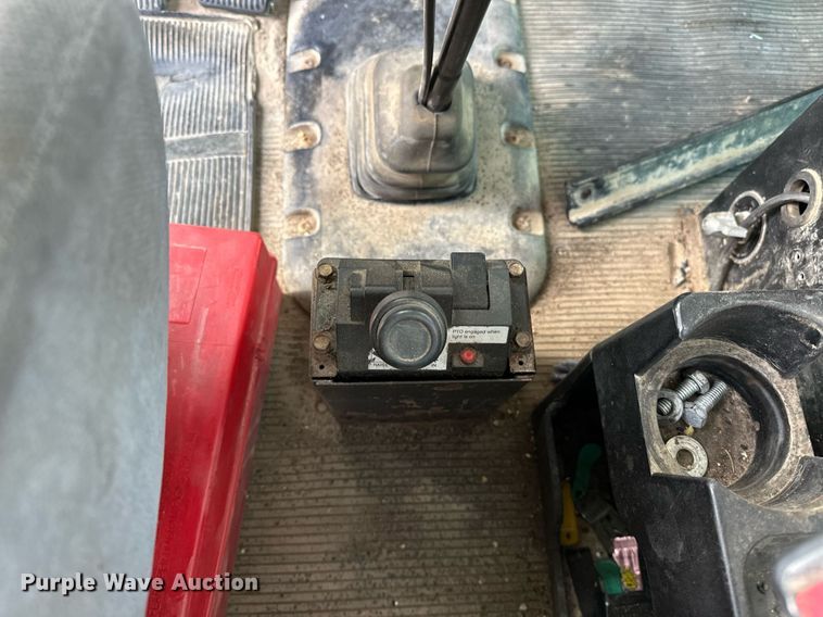 image for item DT6517 2013 Peterbilt 388 semi truck