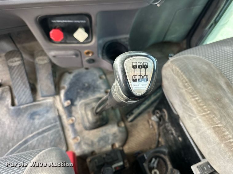 image for item DT6517 2013 Peterbilt 388 semi truck