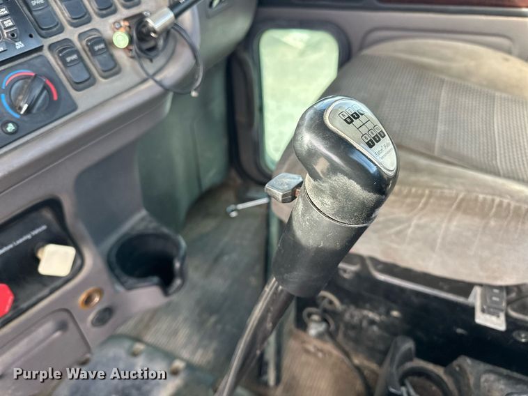 image for item DT6517 2013 Peterbilt 388 semi truck