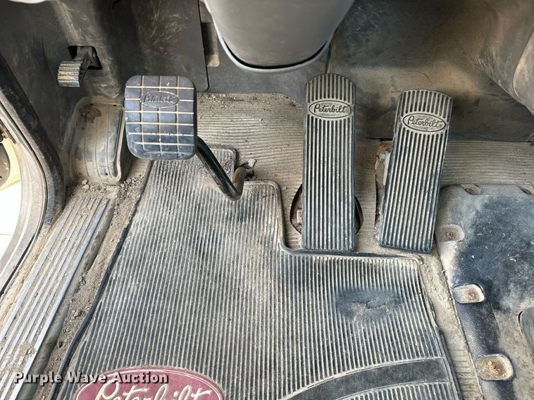 image for item DT6517 2013 Peterbilt 388 semi truck