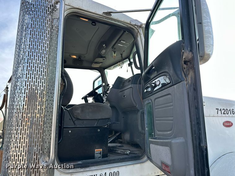 image for item DT6517 2013 Peterbilt 388 semi truck