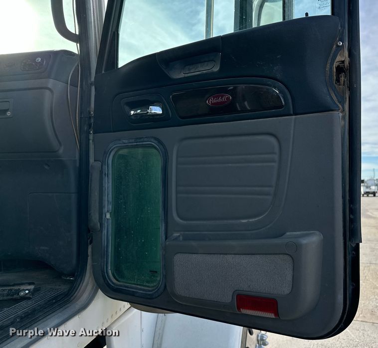 image for item DT6517 2013 Peterbilt 388 semi truck
