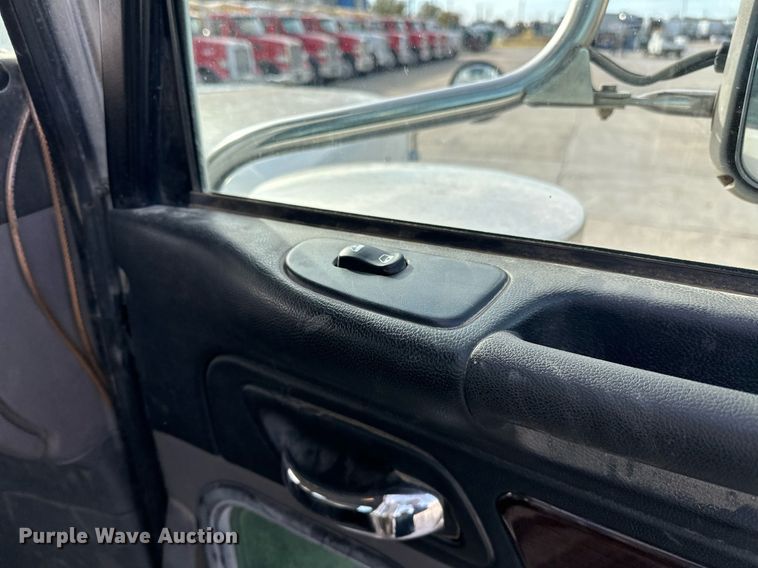 image for item DT6517 2013 Peterbilt 388 semi truck