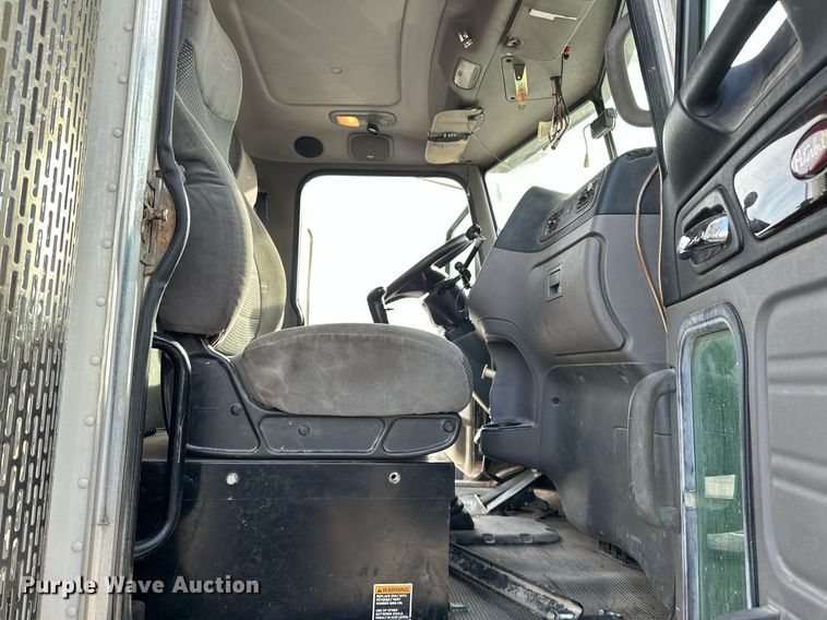 image for item DT6517 2013 Peterbilt 388 semi truck