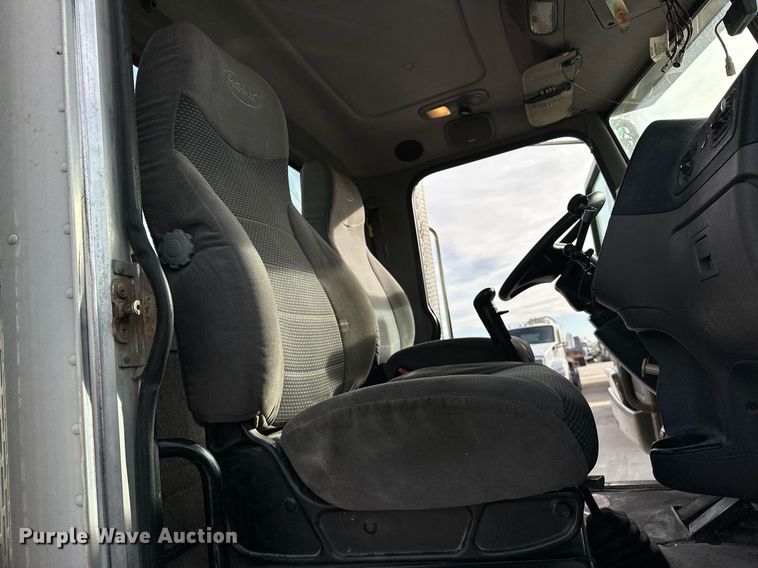 image for item DT6517 2013 Peterbilt 388 semi truck