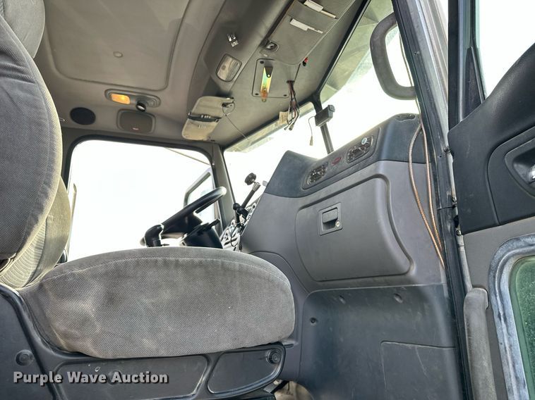 image for item DT6517 2013 Peterbilt 388 semi truck