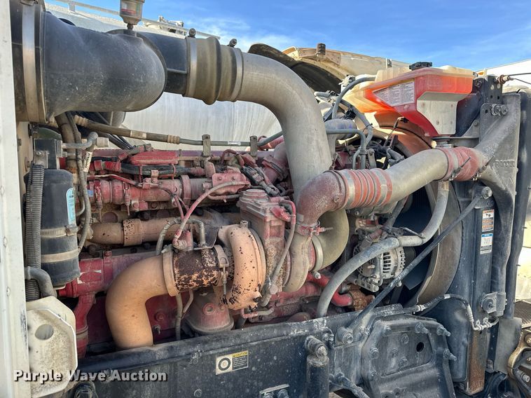 image for item DT6517 2013 Peterbilt 388 semi truck