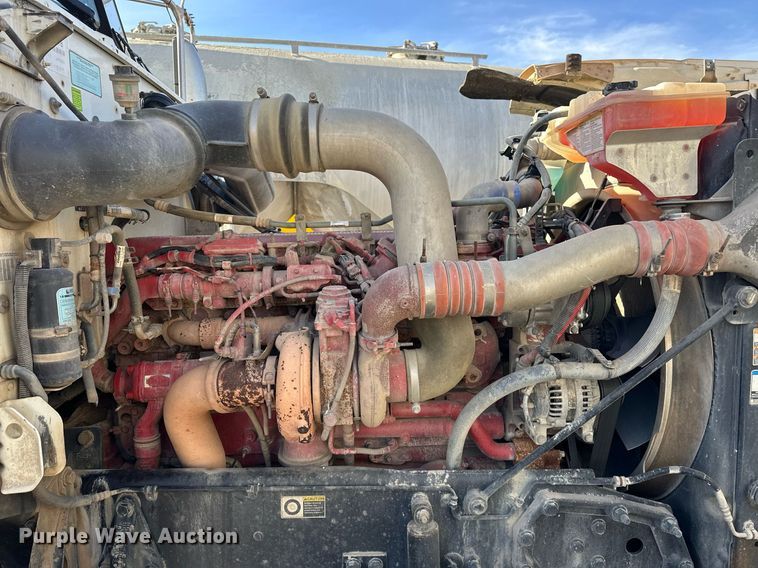 image for item DT6517 2013 Peterbilt 388 semi truck