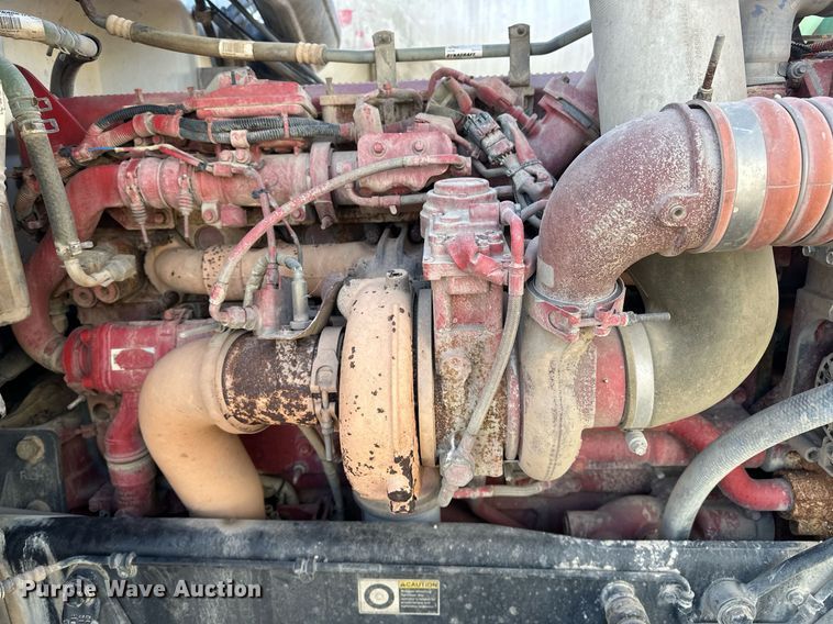 image for item DT6517 2013 Peterbilt 388 semi truck