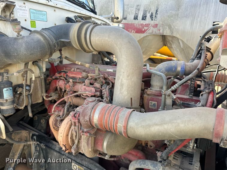 image for item DT6517 2013 Peterbilt 388 semi truck