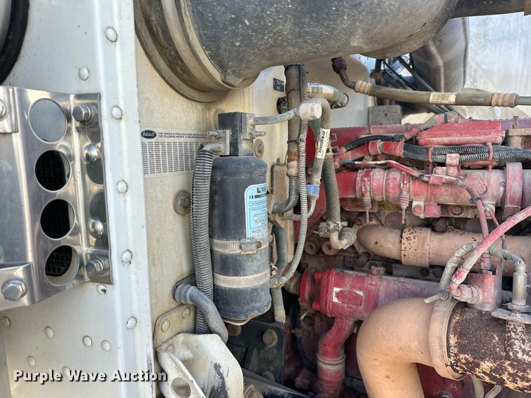 image for item DT6517 2013 Peterbilt 388 semi truck