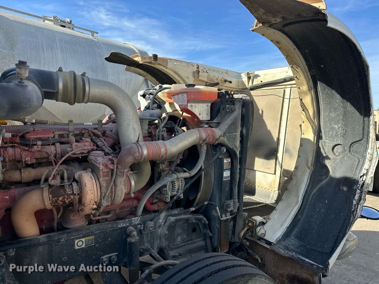 image for item DT6517 2013 Peterbilt 388 semi truck