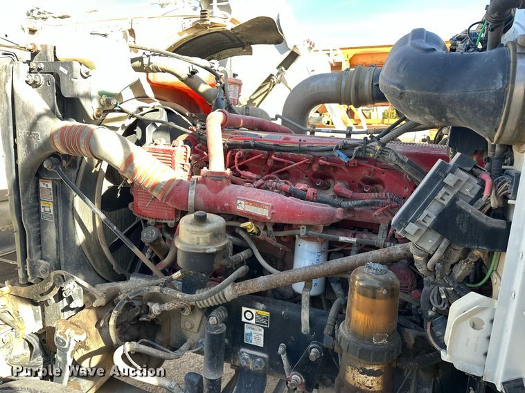 image for item DT6517 2013 Peterbilt 388 semi truck